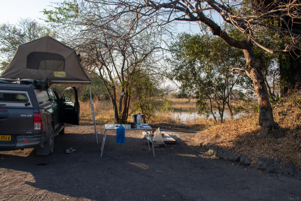 Kampeer auto, toyota hillux 4x4 reis door Botswana