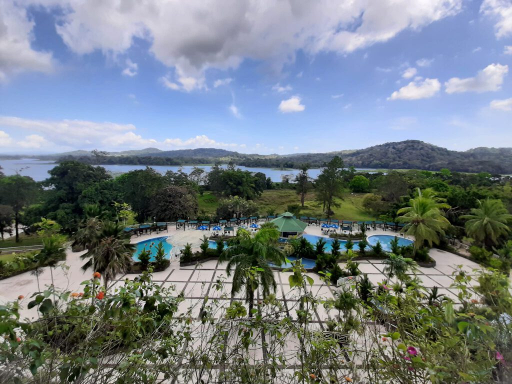 Uitzicht over het zwembad en de chagres rivier vanuit gamboa forest reserve