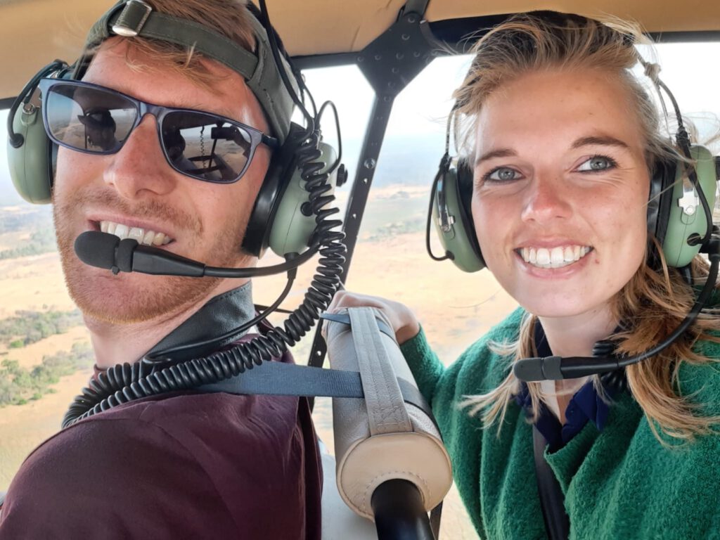 Wij in een helikopter boven de Okavango Delta