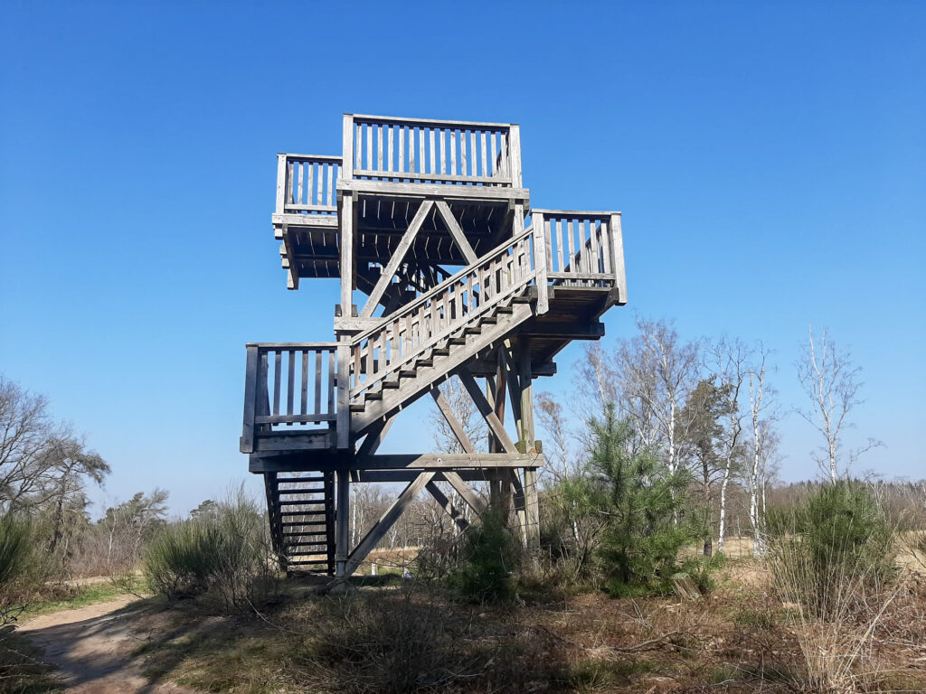 De uitkijktoren in nationaal park de Meinweg