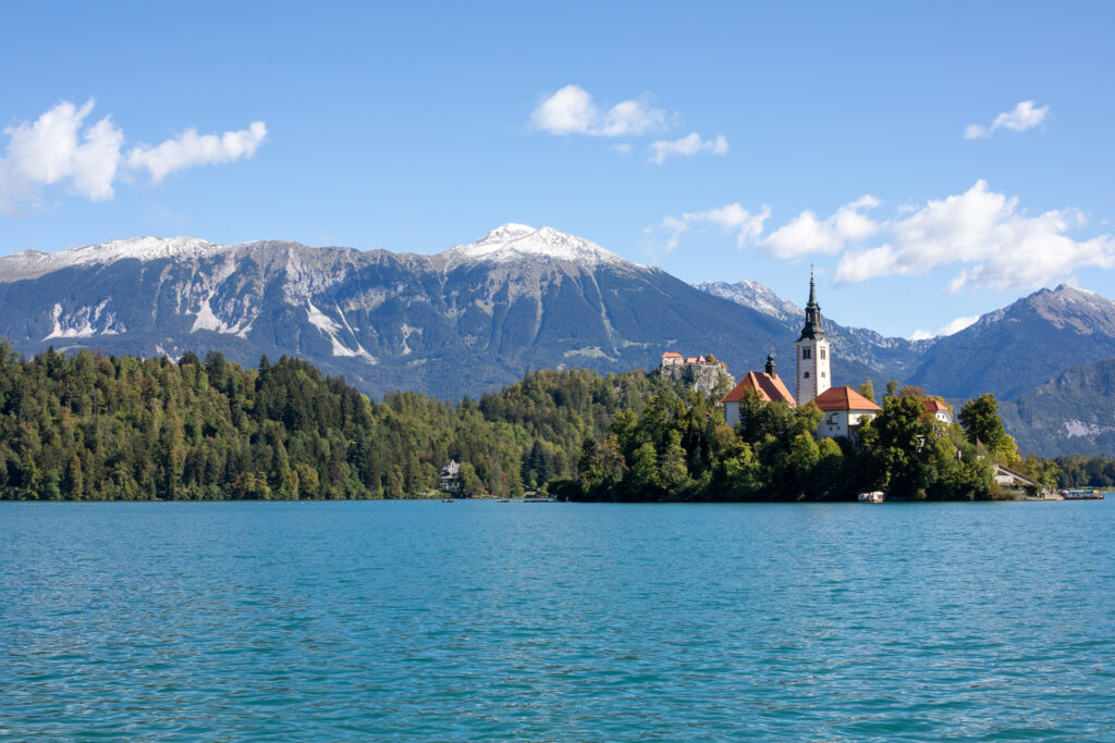 Het beroemde eiland met de kerk in lake bled, Slovenië