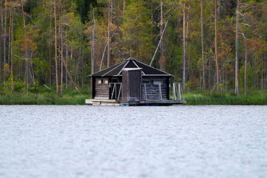 De drijvende fotohut in Zweden