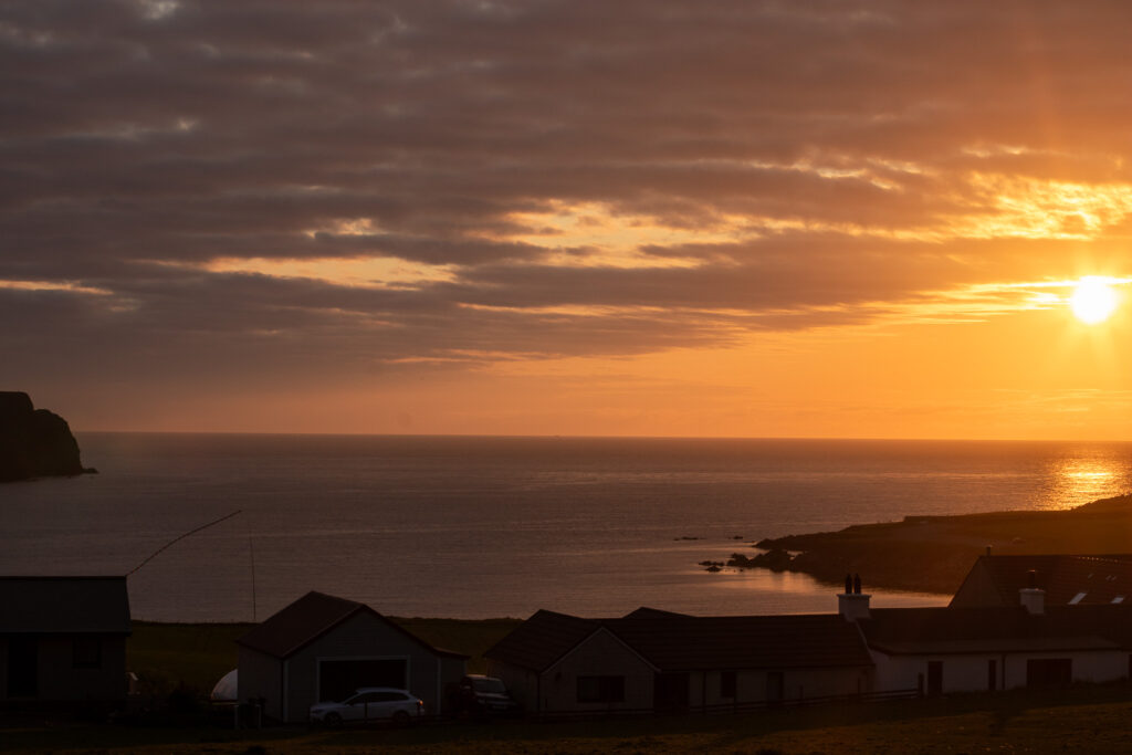 Zonsondergang op Shetland, Schotland. Wat zijn de kosten voor een vakantie op de Shetlandeilanden?