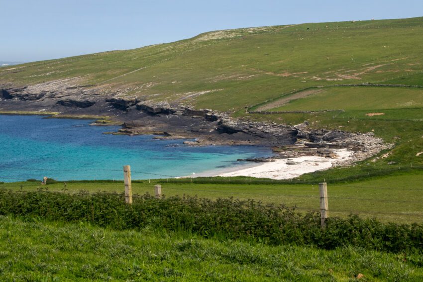 Een mooie baai op de Orkney-eilanden. Met je hond de Europese natuur in