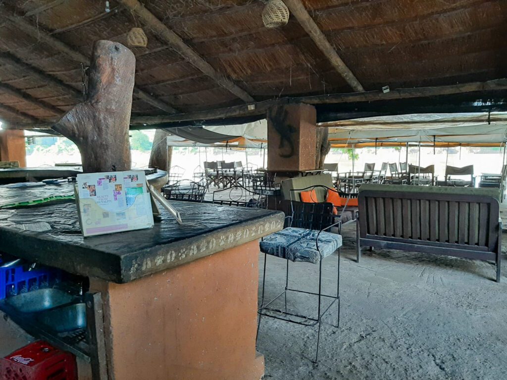 Het restaurant en de bar van Croc Valley