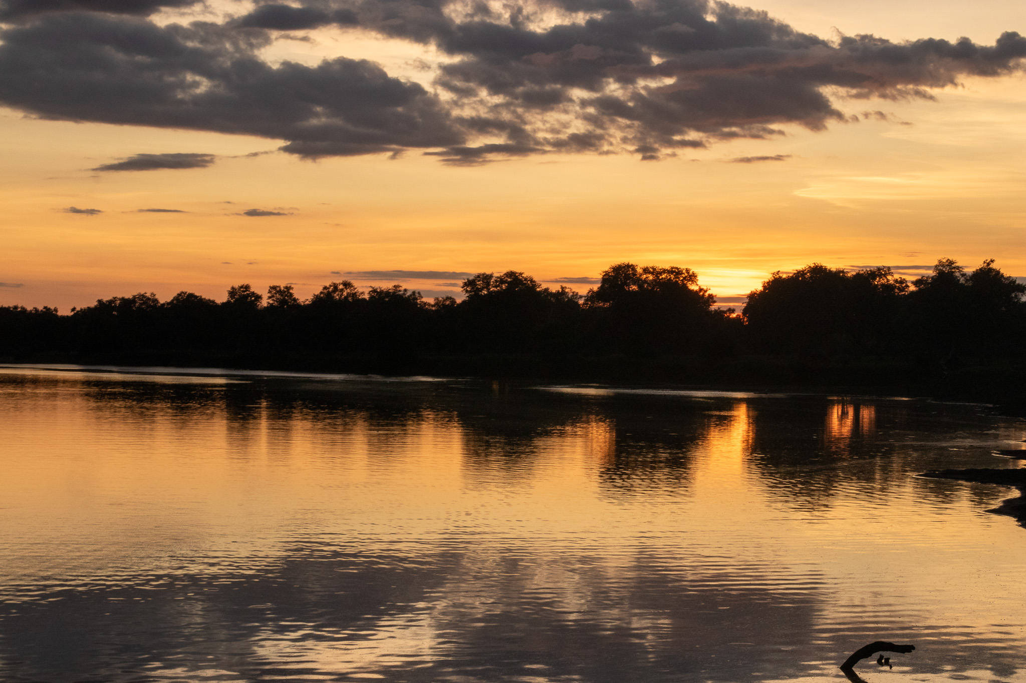 De zonsondergang over de Luangwa rivier vanaf Croc Valley
