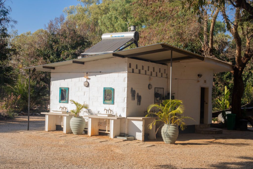 Eén van toiletgebouwen bij Lukasa Bnb & campsite