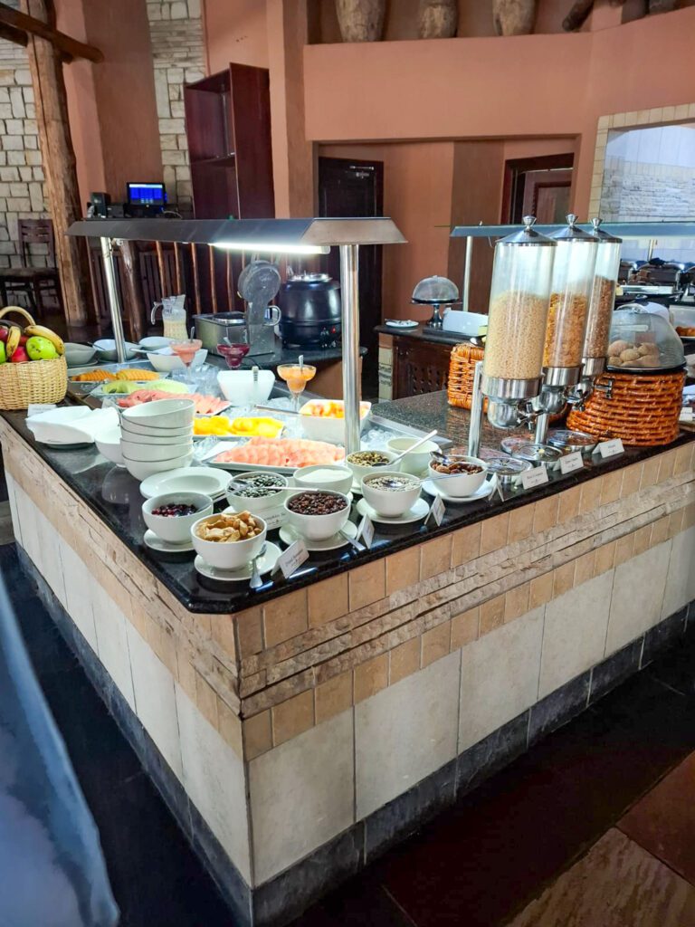 Het ontbijt buffet bij The David Livingstone Safari Lodge and Spa