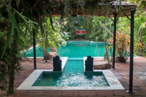 Het zwembad van het Taman Indah Resort in Tamanredjo. Het zwembad ligt in een paradijselijke tuin