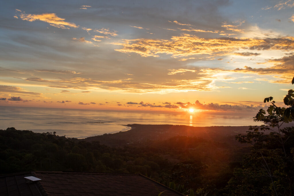 Tombolo Playa Uvita, walvisstaart met zonsondergang