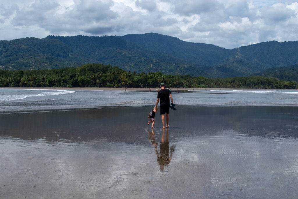 Wandelen over de tombolo van Playa Uvita