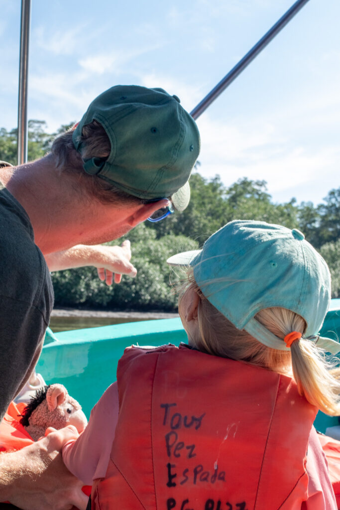 OP de boot met een klein kind in Costa Rica
