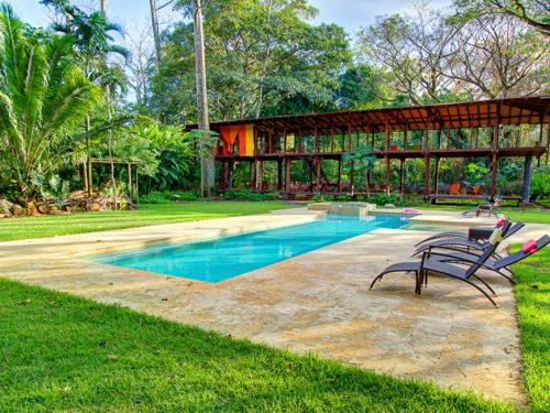 Zwembad bij iguana lodge